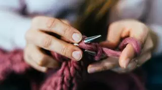 Jak zrobić szalik na drutach? Podpowiadamy
