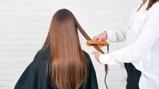 kobieta w salonie fryzjerskim zabieg keratynowego prostowania wlosow