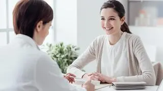 Jakie są przyczyny występowania brązowej wydzieliny przed okresem?