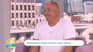 Kwasy na twarz, szyję i dekolt. Dermatolog: "Trzeba to robić naprawdę mądrze"