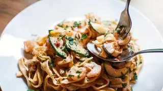 Makaron z cukinią i łyżka