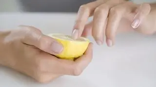 Czyszczenie paznokci cytryną 