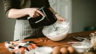 Bita śmietana z mleka krowiego i napojów roślinnych - przepisy
