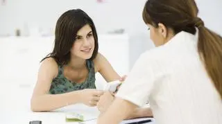 Śluz przed okresem. Co oznacza jego różowy kolor?