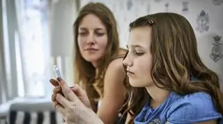 Wgląd w wiadomości, rozmowy i kontakty dziecka. Nowe funkcje dla rodziców na Facebooku