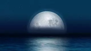 Księżyc w pełni nad wodą 