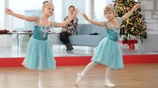 Dwie dziewczynki tańczą w studiu DDTVN balet