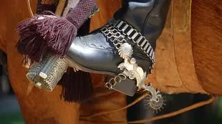 Zbliżenie na buty do jazdy konnej z ostrogami, jeździec na koniu 