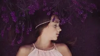 Dziewczyna śpiąca we wrzosach 
