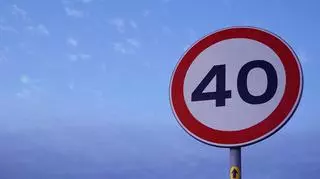 Znak ograniczenia prędkości do 40 km/h.