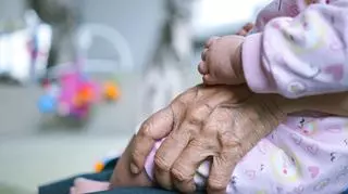 W wieku 74 lat urodziła bliźniaki. Jest najstarszą mamą na świecie