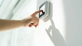 Alarm domowy – jaki system wybrać: na telefon czy pilota?