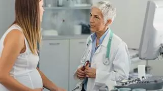 Młoda kobieta w ciąży u lekarki