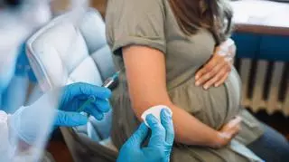 Najlepszy moment na szczepienie przeciwko COVID-19 w czasie ciąży? 