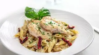 Makaron z kurczakiem na biały talerzu