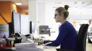 Kobieta, która pracuje przy komputerze 
