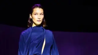 Bella Hadid w sukni odsłaniającej piersi na Festiwalu Filmowym w Cannes 2021