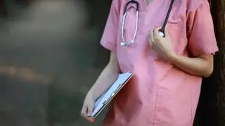 Kobieta w medycznej bluzie ze stetoskopem