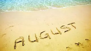 Napis na plaży: August 