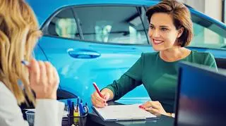 Kobieta rejestruje samochód. Pierwszy samochód.