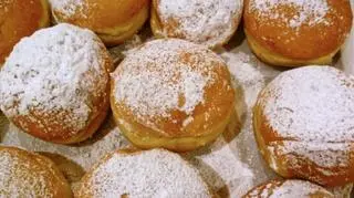Co oznacza, kiedy śnią nam się pączki? Poznaj analizę i interpretację snu