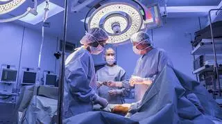 Pionierska operacja pacjenta z tętniakiem aorty. Profesor Nowakowski: "Bohaterami są pacjenci, którzy oddają nam swoje życie"