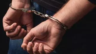 mężczyzna skuty kajdankami areszt prokurator
