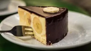 Kawałek ciasta bananowego z czekoladą