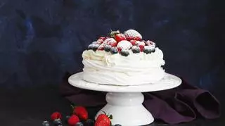 Biały tort bezowy z owocami