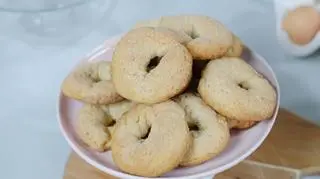 Pyszne ciasteczka i kurczak w sosie pomidorowym