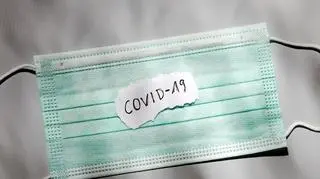 Koronawirus. COVID-19 - maseczka z napisem 