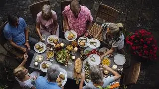 Rodzinny obiad, posiłek, stół, jedzenie, rodzina, spotkanie