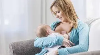 Mama karmiąca dziecko piersią