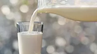 Nalewanie mleka z butelki do szklanki 