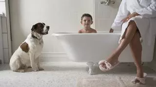 Mama, syn i pies w łazience