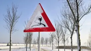 Znak drogowy ostrzegający przed śliską nawierzchnią
