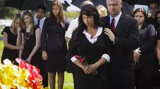 Kobieta płacze na pogrzebie