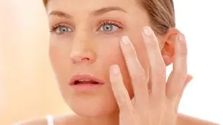 Kobieta przegląda się w lustrze 