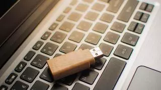 Pendrive na klawiaturze laptopa