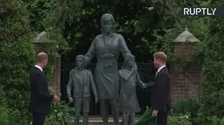 Książę William i jego brat Harry odsłonili pomnik księżnej Diany. "Każdego dnia pragniemy, aby nadal była z nami"