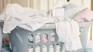 Jak skutecznie usunąć plamy z ubrań? UOKiK wybrał najlepsze proszki do białego prania 