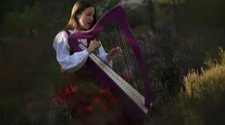 kobieta z harfą 