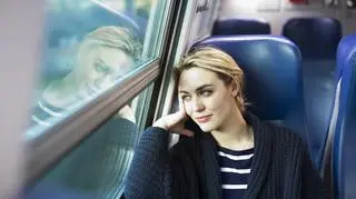kobieta, która jedzie pociągiem 