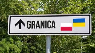 Tablica informacyjna o granicy i flagi Polski i Ukrainy