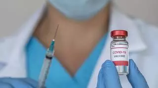lekarz, który trzyma szczepionkę przeciwko COVID-19 