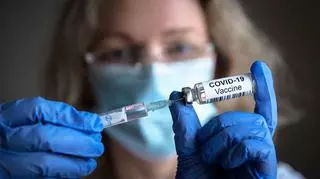 Medyk pobiera szczepionkę przeciw COVID-19