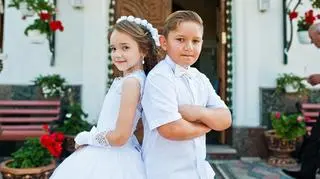 Pierwsza komunia święta sukienki i garnitury