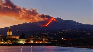 Wulkan Etna urósł 37 metrów i znów się obudził. Zobacz nagrania i zdjęcia ostatnich erupcji