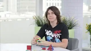 Układa kostkę w 8 sekund!