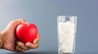 dekstroza - cukier w kostkach w szklance o serce w dłoni